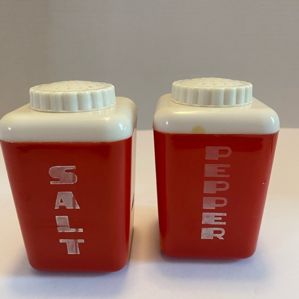 Vintage Lustro Ware  Red Salt & Pepper Shakers USA 4in Mid Century Modern